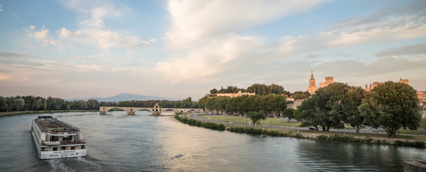 Bateau de croisière devant Avignon © Empreinte D