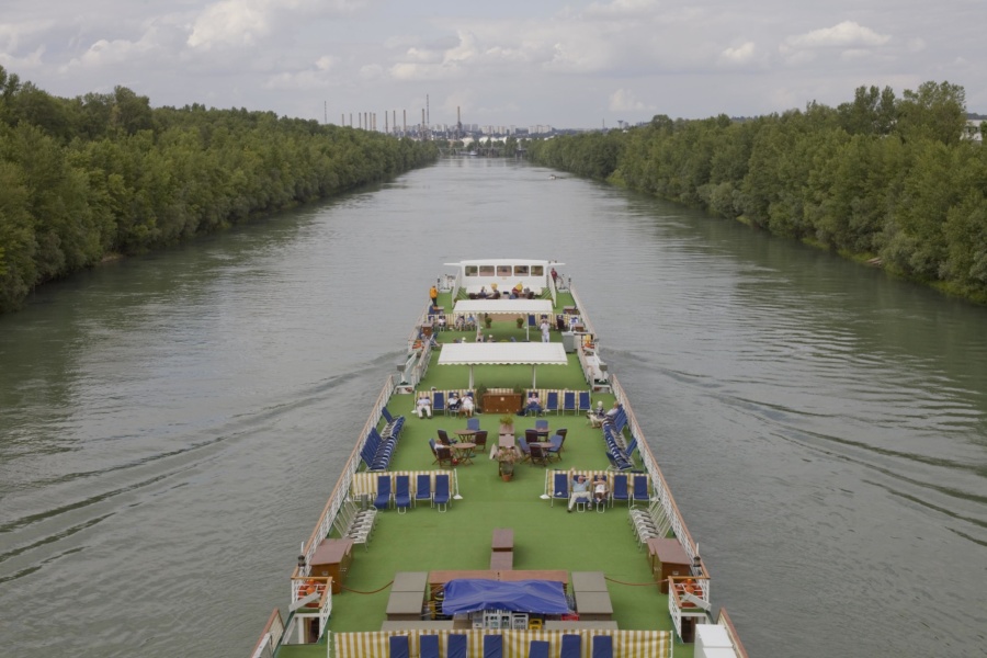 Bateau de croisière dans le canal en aval de Lyon © David Desalheux