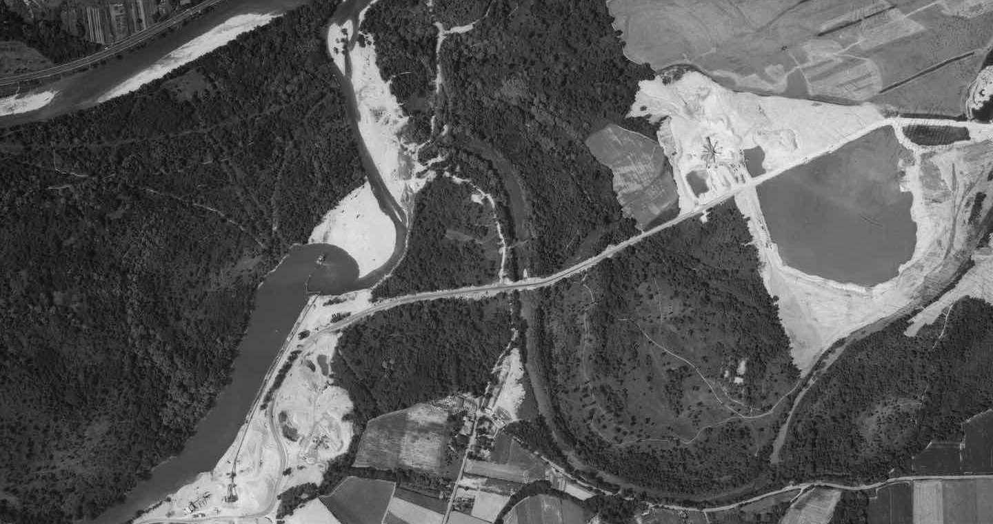Carrieres d extractions dans la plaine alluviale du Rhone sur le secteur de Miribel Jonage en amont immediat de Lyon © IGN 1970