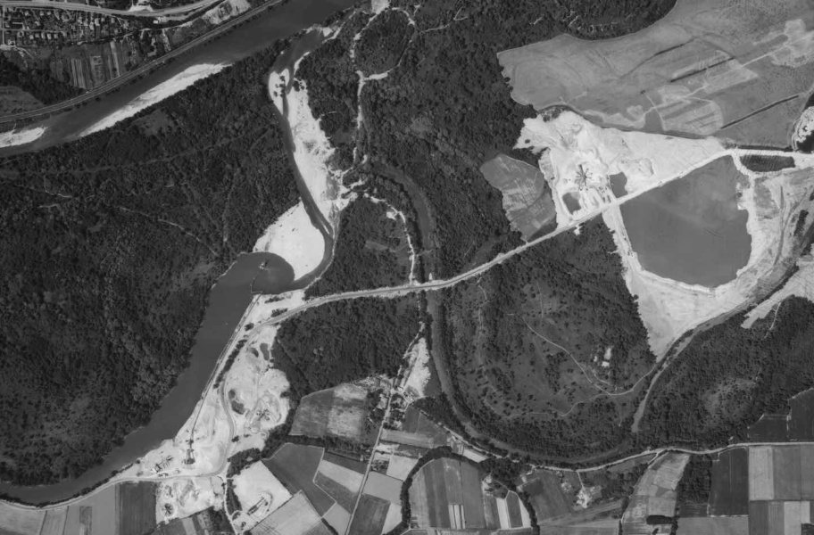 Carrieres d extractions dans la plaine alluviale du Rhone sur le secteur de Miribel Jonage en amont immediat de Lyon © IGN 1970