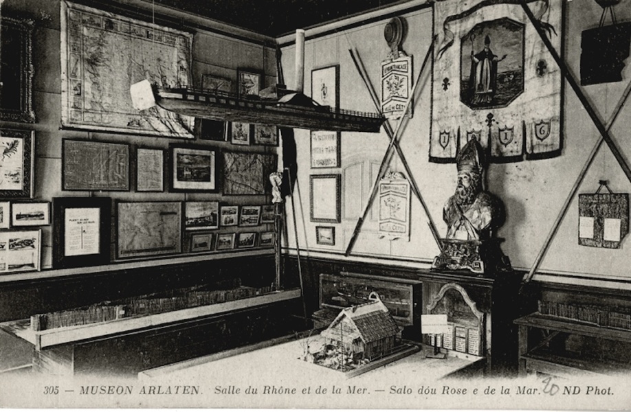 Carte postale Salle du Rhone et de la mer © Cd13 Coll Museon Arlaten musee de Provence