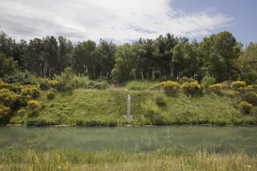 Échelle de crue et contre-canal vers Vallabrègues ©David Desalheux