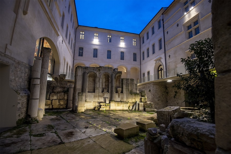 Cour Museon © Lionel Roux, CD13 - Coll. Museon Arlaten-musee de Provence