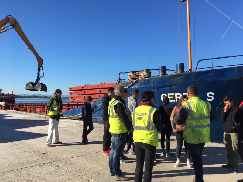 Dechargement au Port de la Chambre de Commerce et d