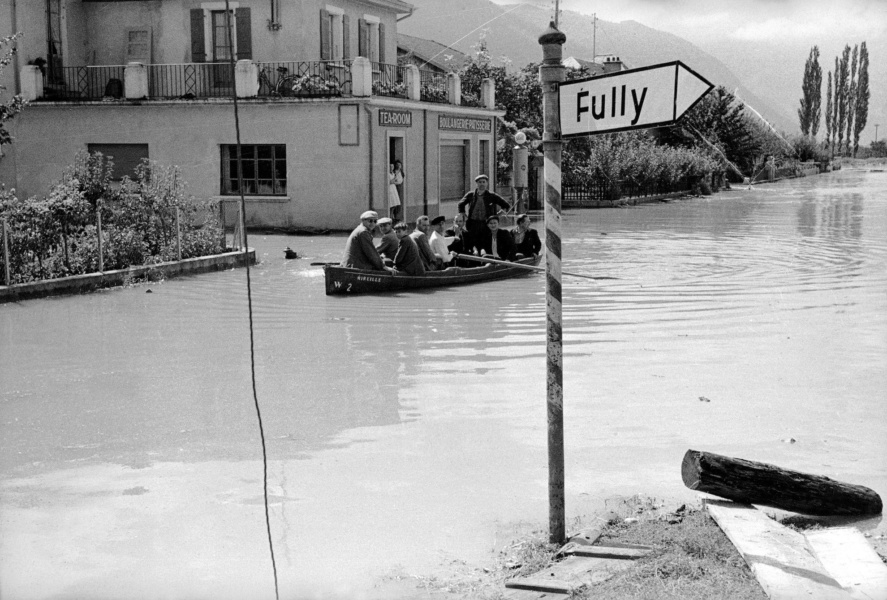 Inondation dans la Plaine du Rhone 1948 Charrat Fully © Raymond Schmid Bourgeoisie de Sion Mediatheque Valais Martigny