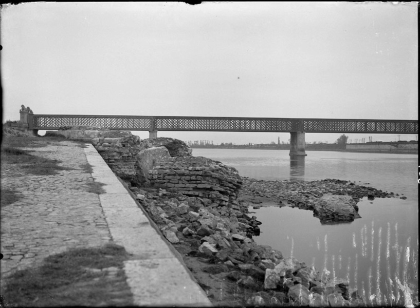 Le pont des Lions avant 1944 © Carle Naudot, Numerisation David Huguenin Coll MdC