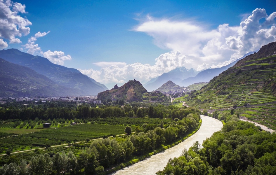 Le Rhone canalise a Sion © Office de Tourisme Sion