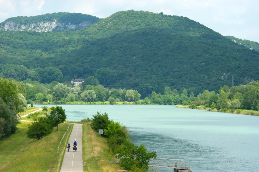 Le Rhone et ViaRhona entre Seyssel et Belley - Bugey (01)© Christian Martelet Auvergne Rhone Alpes Tourisme