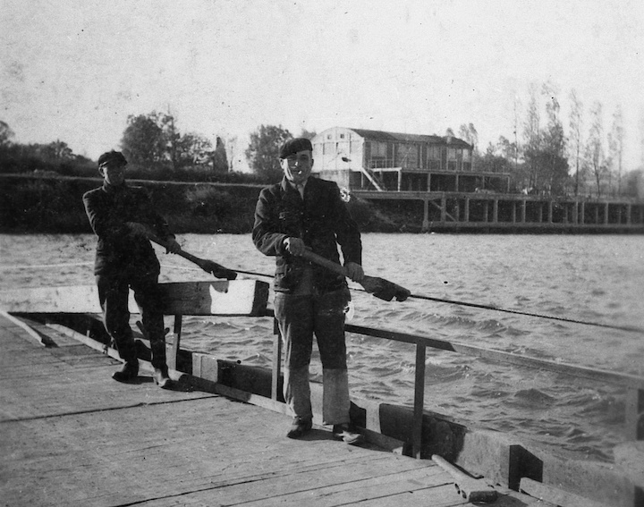 les pontonniers du bac de Gergy © DR L Bonnamour