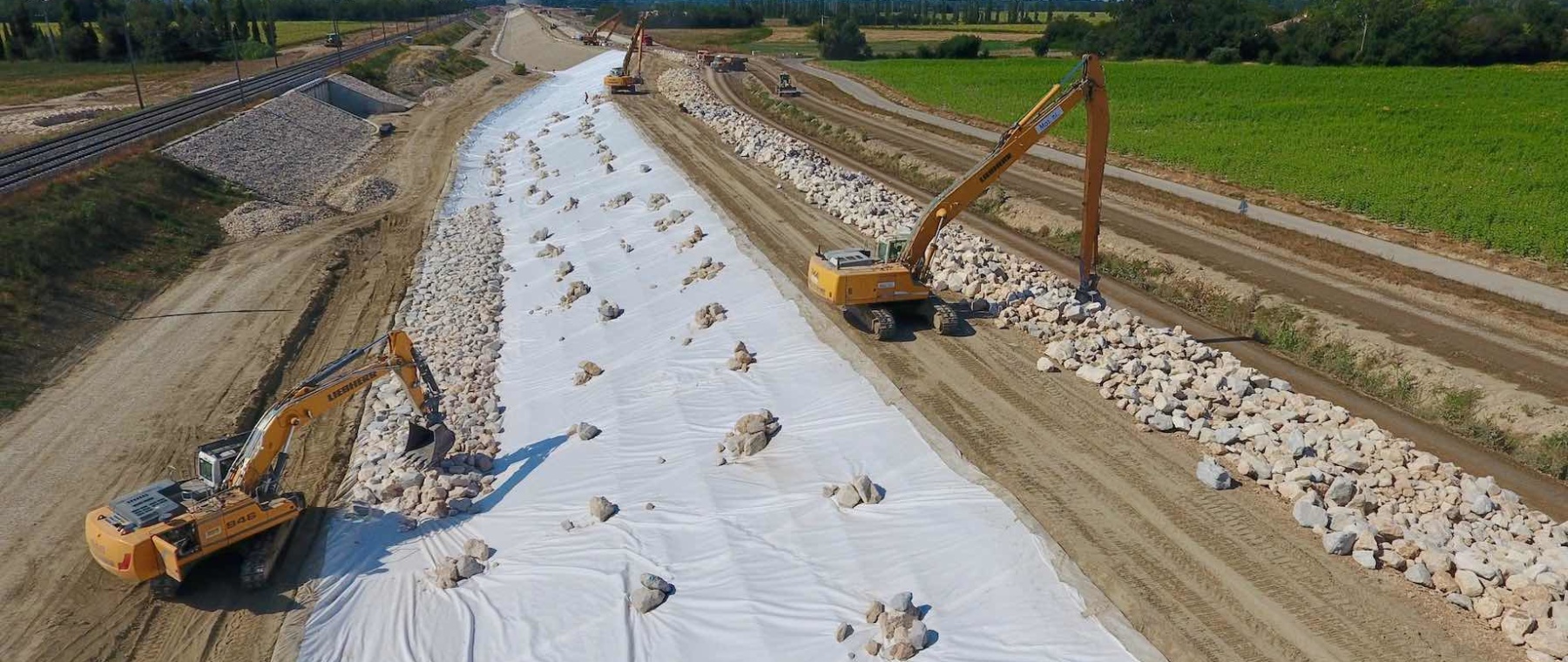 Mise en scene travaux digue Arles Tarascon © SYMADREM
