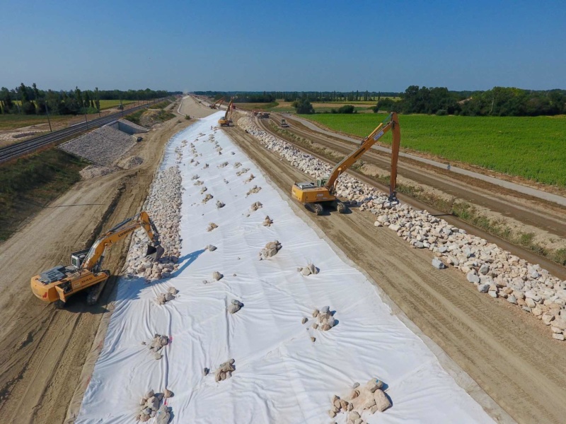Mise en scene travaux digue Arles Tarascon © SYMADREM