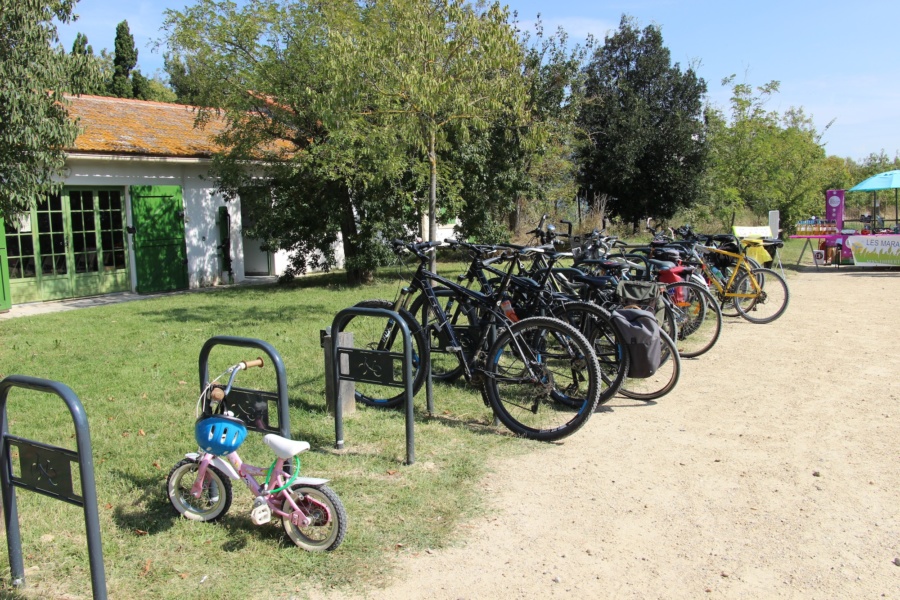 Parking à vélo Marais du Vigueirat © PF AMV