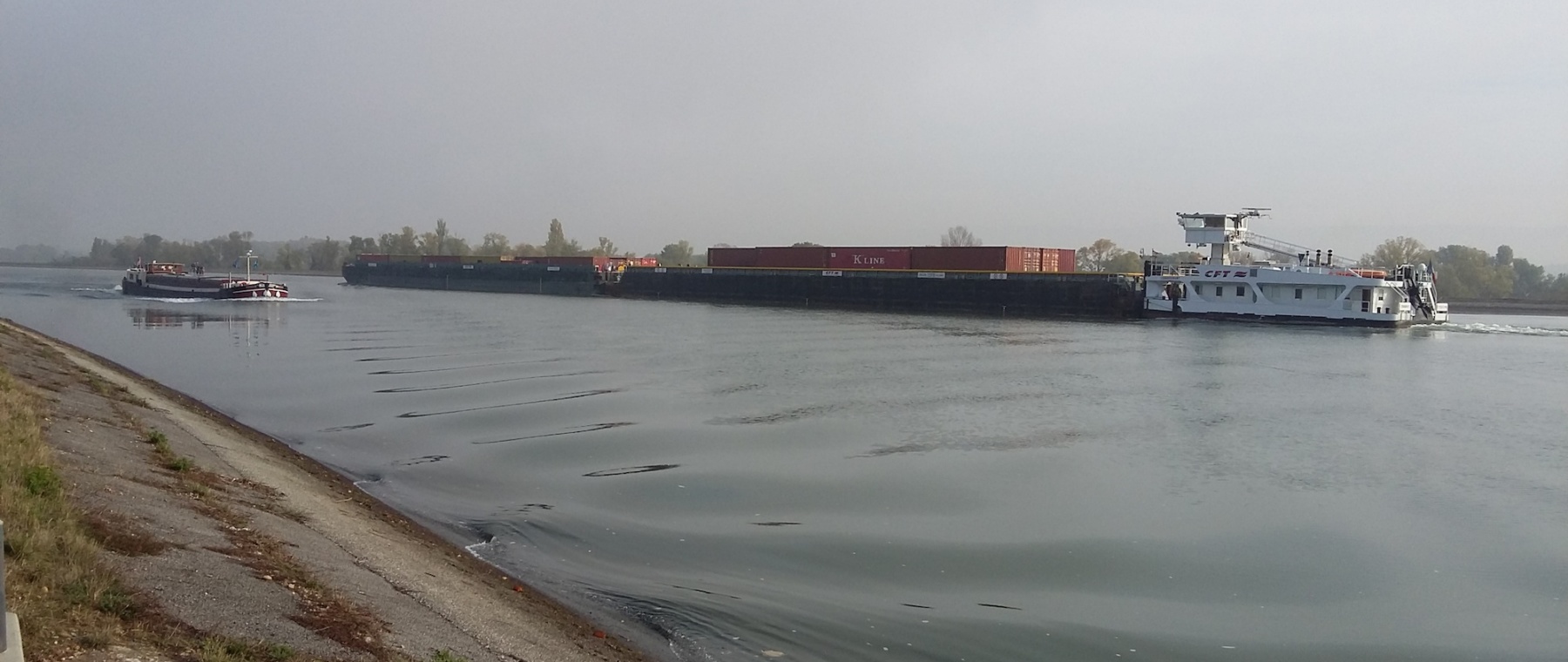 péniche et pousseur sur le Rhône canalisé© LogiRhône