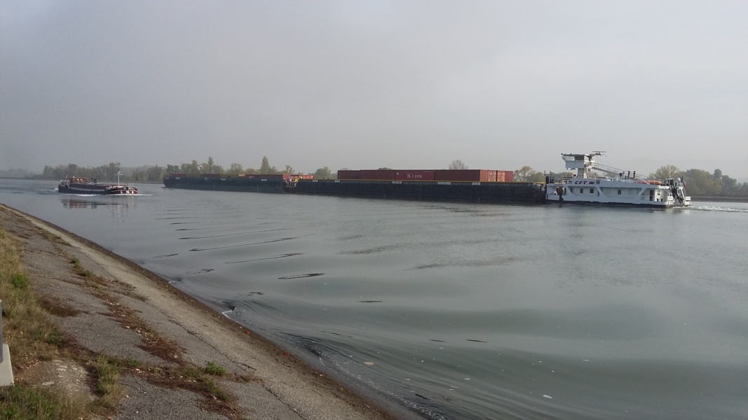 péniche et pousseur sur le Rhône canalisé© LogiRhône