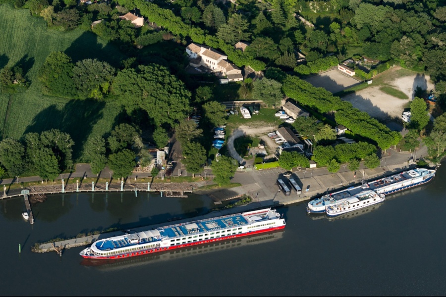 Port de Viviers accueillant des bateaux de croisière © Tristan Zilberman 2015