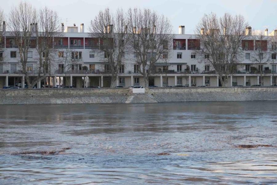 Quais de Arles sous l eau © SYMADREM