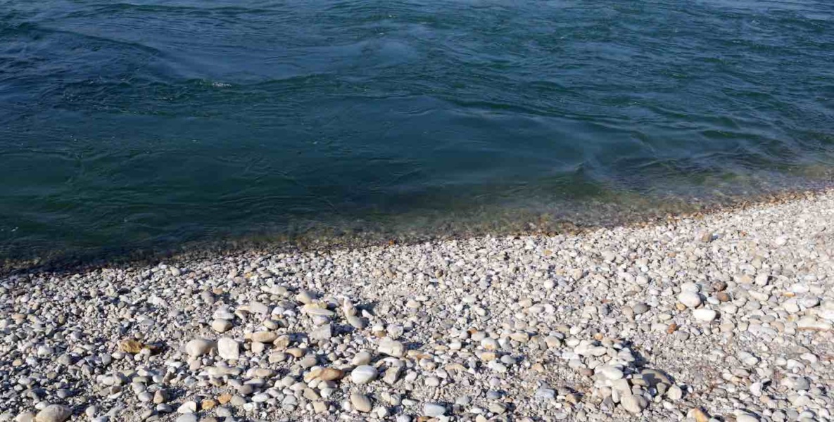 Rive de galets sur le Rhone de la Feyssine a l