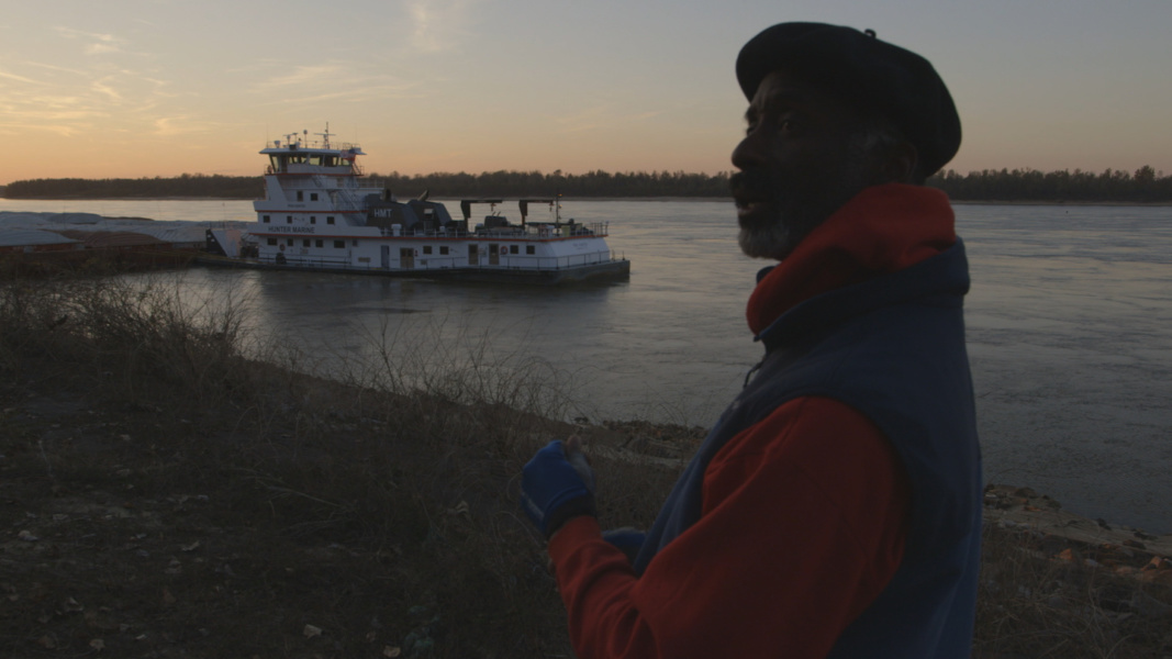 Sur le Mississippi preparant une journee dangereuse en compagnie des barges © Eddy L Harris