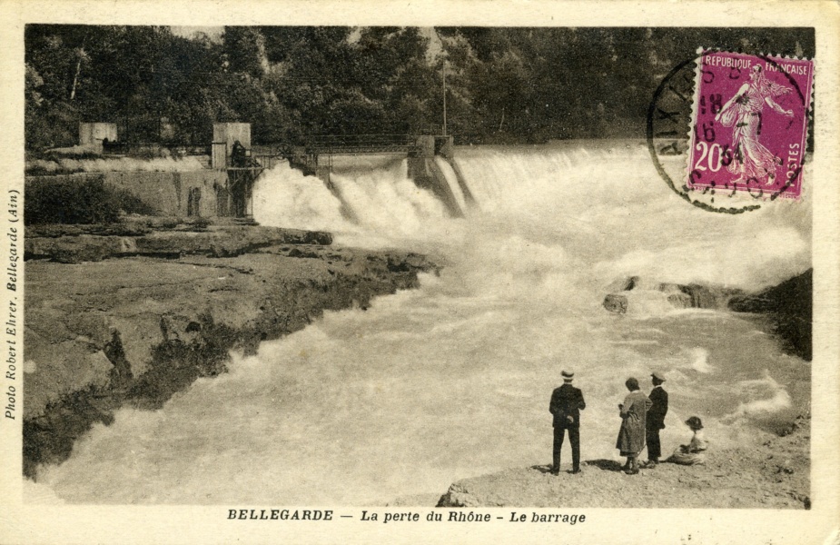 Touristes admirant le site des pertes du Rhône © coll Rondeau, Promofluvia-BMLyon