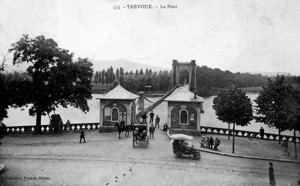 Trévoux et le pont suspendu© Communauté de communes Dombes Saône Vallée