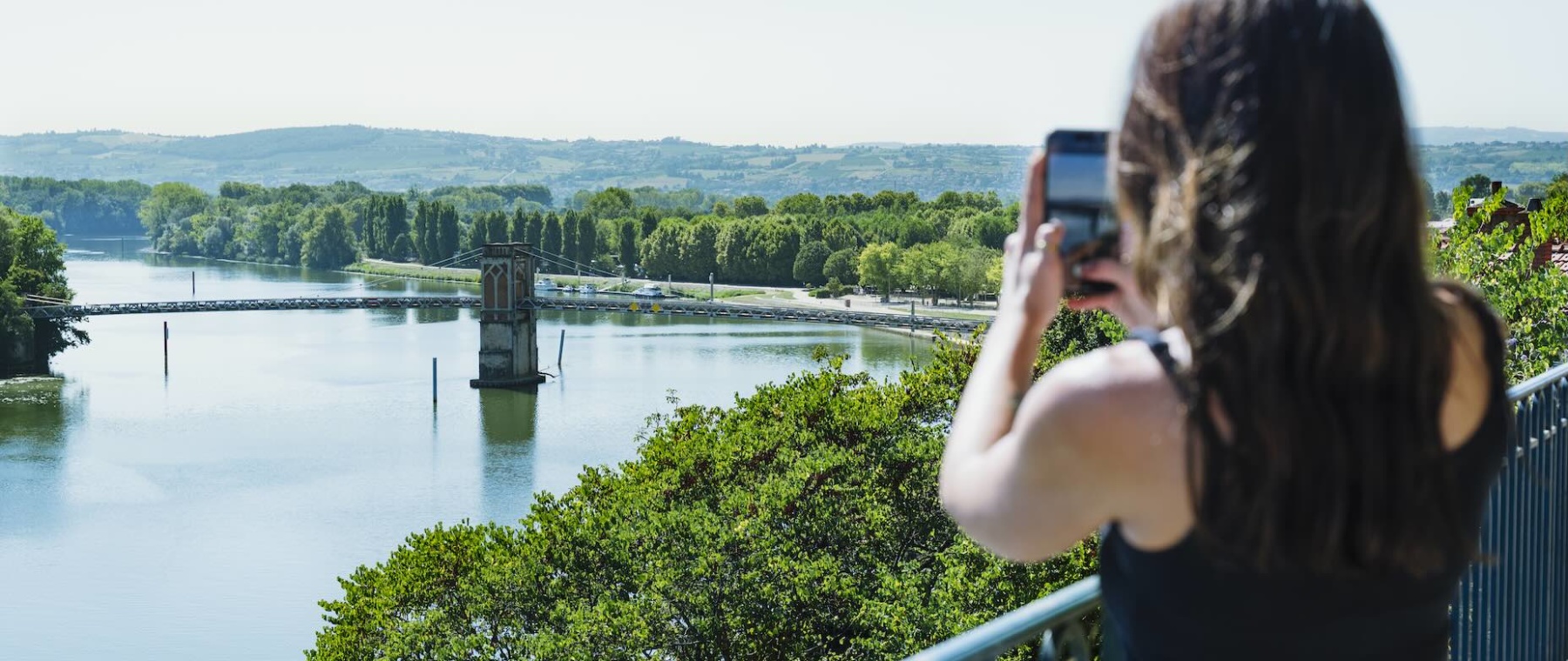 Trevoux Place terrasse vue large ©NeviereFanny©Aintourisme