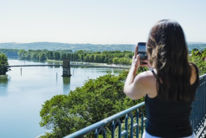 Trevoux Place terrasse vue large ©NeviereFanny©Aintourisme