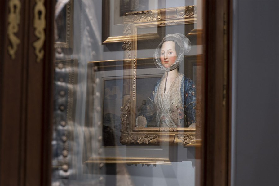 Vitrine © Lionel Roux, CD13 - Coll. Museon Arlaten-musée de Provence