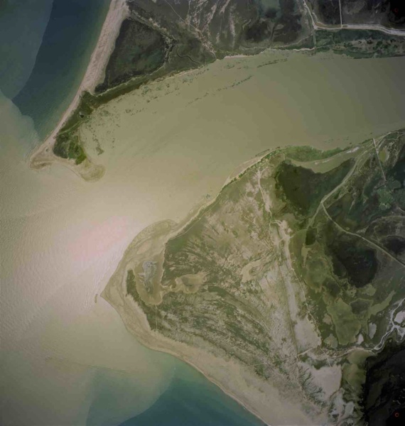 Vue aerienne du panache de sediment a l embouchure du Grand Rhone en mer Mediterranee © IGN 1975