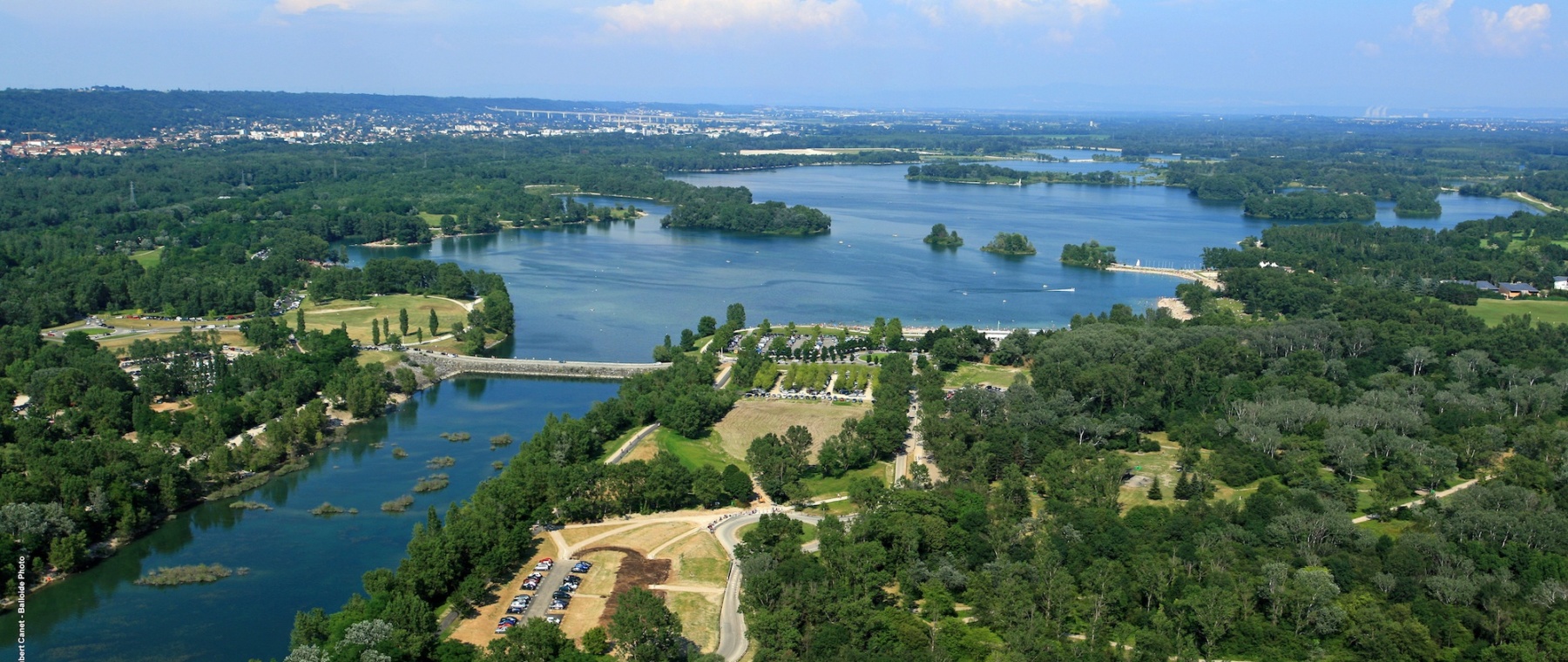 Vue aérienne du Grand Parc Miribel Jonage©Hubert Canet BalloidePhoto