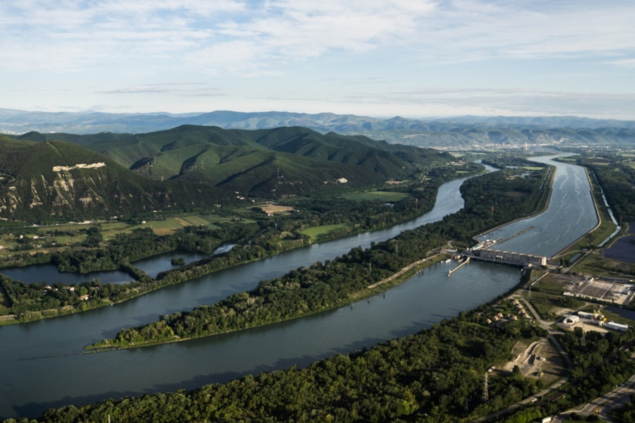 Vue du Rhône avec le Vieux Rhône, le canal et le barrage hydroélectrique de Baix © Tristan Zilberman, 2015