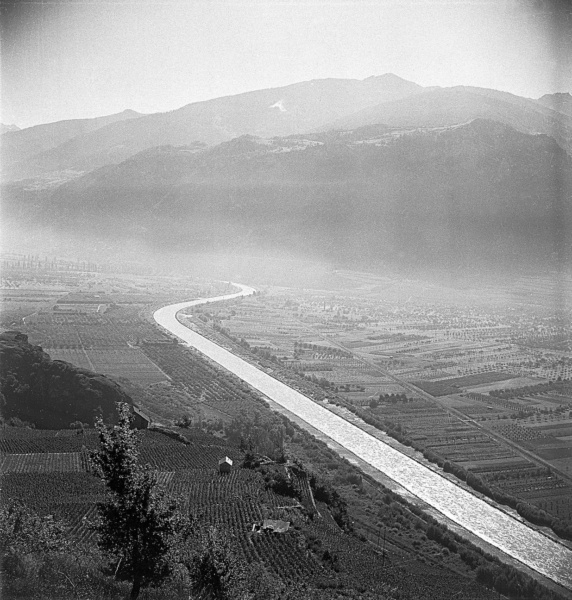 Vue sur le Rhone, region de Sion © Max Francis Chiffelle Mediatheque Valais Martigny