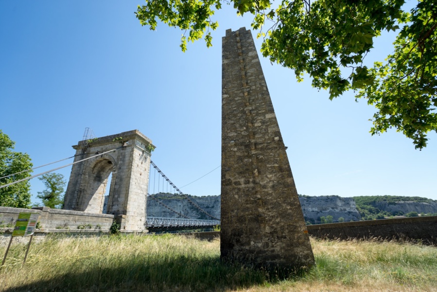 Pile de bac à traille de Viviers et pont suspendu du Robinet © Tristan Ziberman, 2015