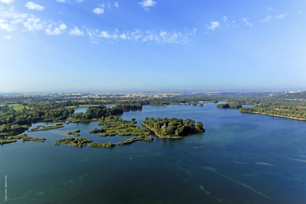 Vue aérienne des îles du Grand Parc Miribel Jonage - Cap sur le Rhone