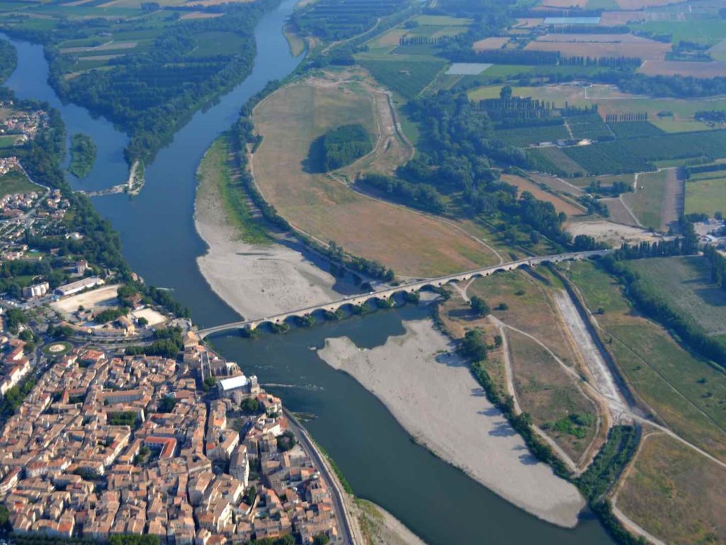 Banc de galets sur le Rhône de PontSaintEsprit à la confluence avec l